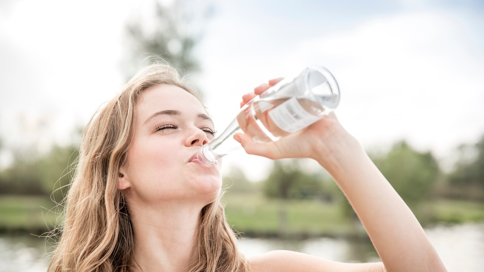 Frau trinkt Wasser