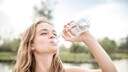Frau trinkt Wasser