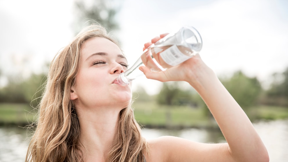 Frau trinkt Wasser