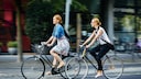 Frauen fahren Fahrrad