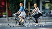 Frauen fahren Fahrrad