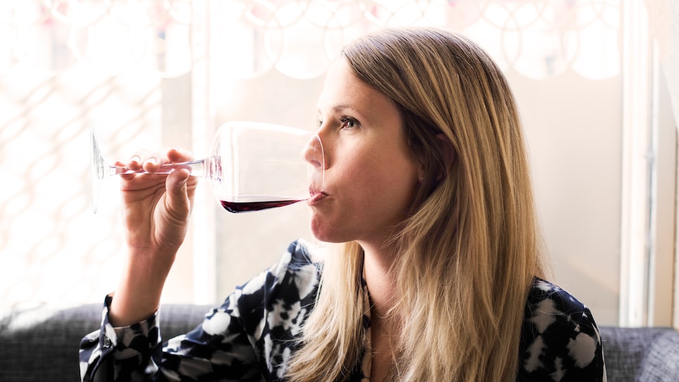 Frau trinkt Rotwein