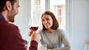 Frau trink Rotwein