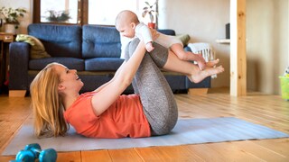 Frau mit Baby macht Sport