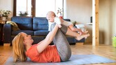 Frau mit Baby macht Sport