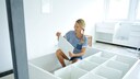 Frau baut IKEA Regal mit Hacks