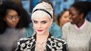 Cara Delevingne it platinblonden Haaren