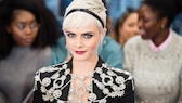 Cara Delevingne it platinblonden Haaren