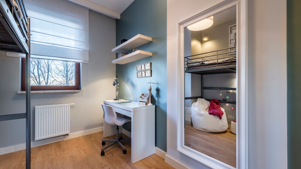 Kleines Zimmer mit Spiegel