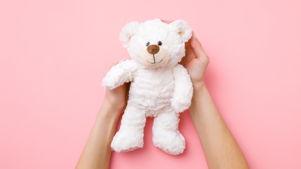 Frau mit Teddybär