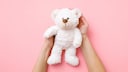 Frau mit Teddybär