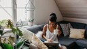 Frau mit Laptop