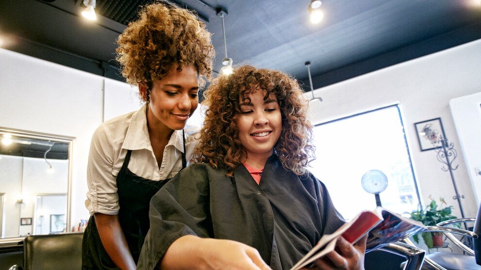 Frau auf dem Friseurstuhl