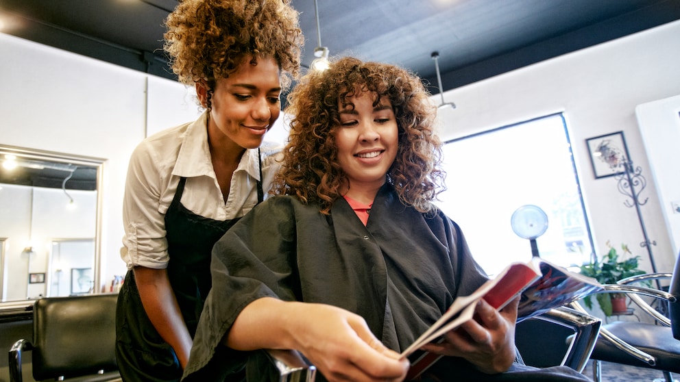 Frau auf dem Friseurstuhl