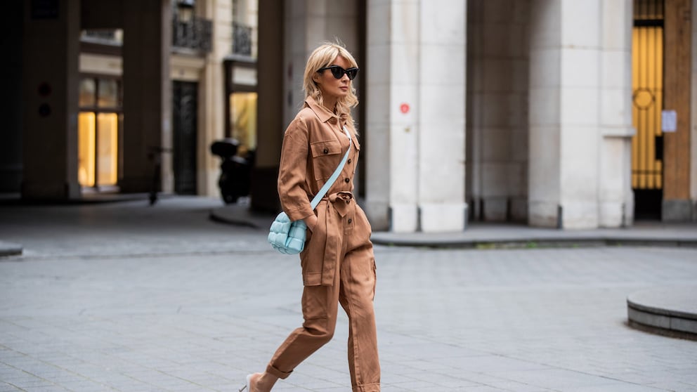 Frau in Overall