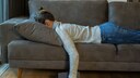 Frau auf dem Sofa