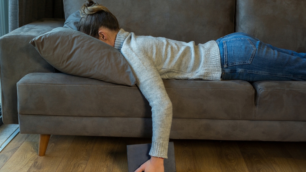 Frau auf dem Sofa