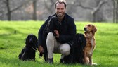 James Middleton mit seinen vier Hunden