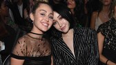 Noah Cyrus (rechts) mit ihrer Schwester Miley