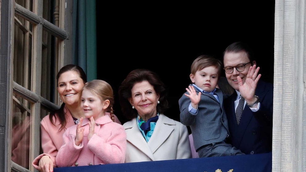 Königsfamilien auf dem Balkon in Schweden