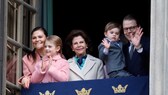 Königsfamilien auf dem Balkon in Schweden