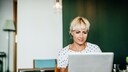 Frau im Homeoffice am Laptop