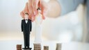 Ehepaar bei Hochzeit mit Geld