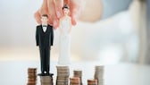 Ehepaar bei Hochzeit mit Geld