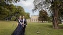 Victoria und Daniel von Schweden vor ihrem Palast