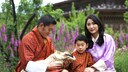König Jigme Khesar Namgyel Wangchuck und Königin Jetsun Pema mit ihren Kindern Gyalsey Jigme Namgyel (geboren 2016) und Gyalsey (geborgen 2020)