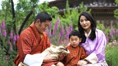 König Jigme Khesar Namgyel Wangchuck und Königin Jetsun Pema mit ihren Kindern Gyalsey Jigme Namgyel (geboren 2016) und Gyalsey (geborgen 2020)