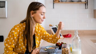 Frau isst Frühstück