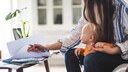 Frau mit Kind und Papieren