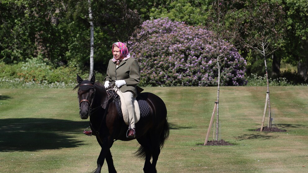 Queen Elizabeth reitet auf einem Pferd