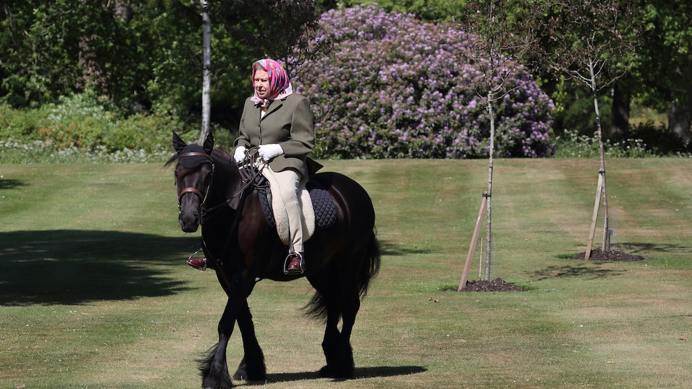 Queen Elizabeth reitet auf einem Pferd