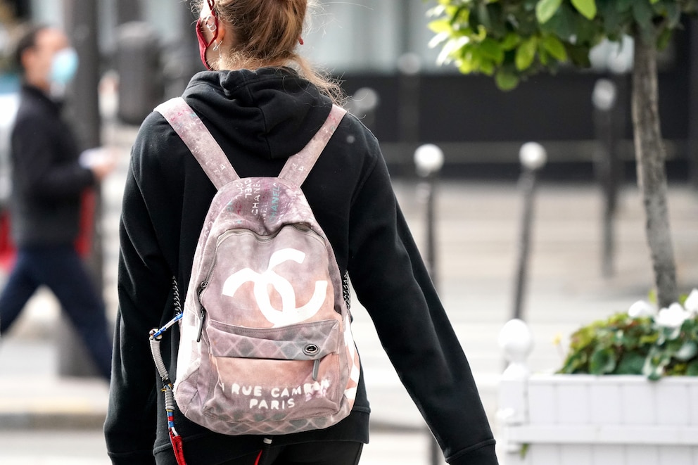 Frau mit Rucksack