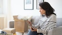 Frau informiert sich über Retoure bei Asos
