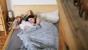 Paar, das im Bett schläft