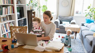 Mutter mit zwei Kindern