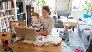 Mutter mit zwei Kindern