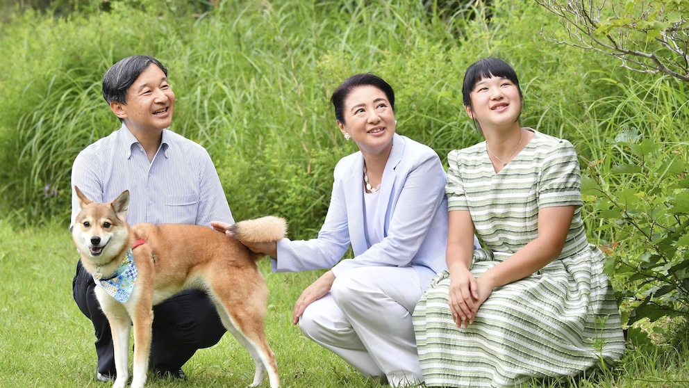 Kaiser Naruhito, Ehefrau Masako und Tochter Aiko und Hund Yuri