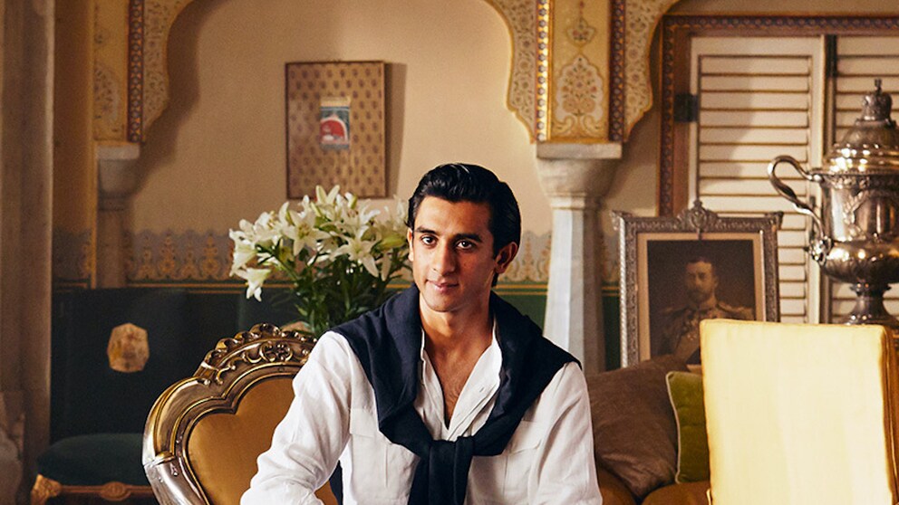 Maharadscha Sawai Padmanabh Singh Bahadur, genannt Pacho, auf einem Stuhl sitzend