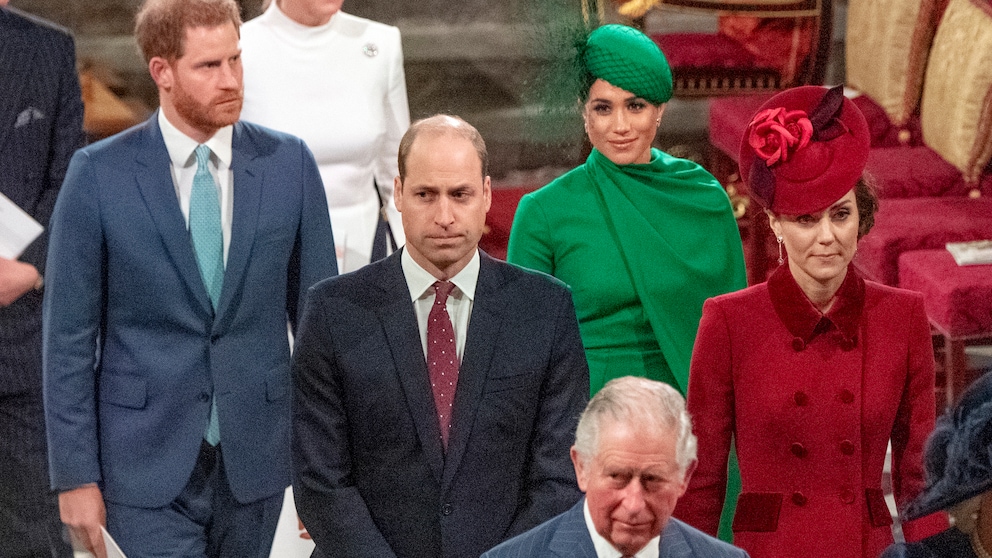 Harry und Meghan (hinten), William und Kate sowie Prinz Charles vorne