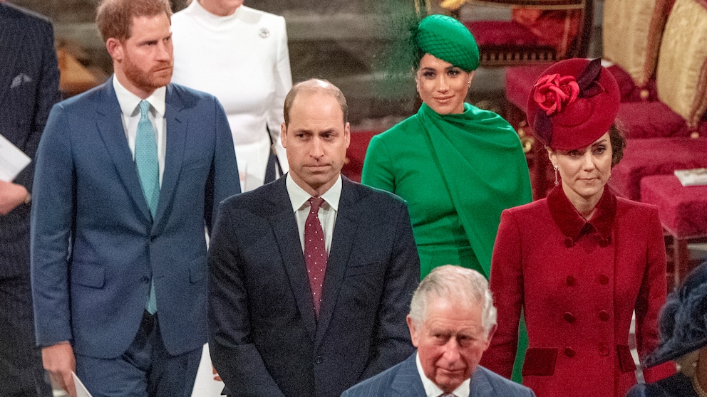 Harry und Meghan (hinten), William und Kate sowie Prinz Charles vorne