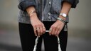 Frau mit Armbändern