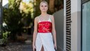Frau in Top