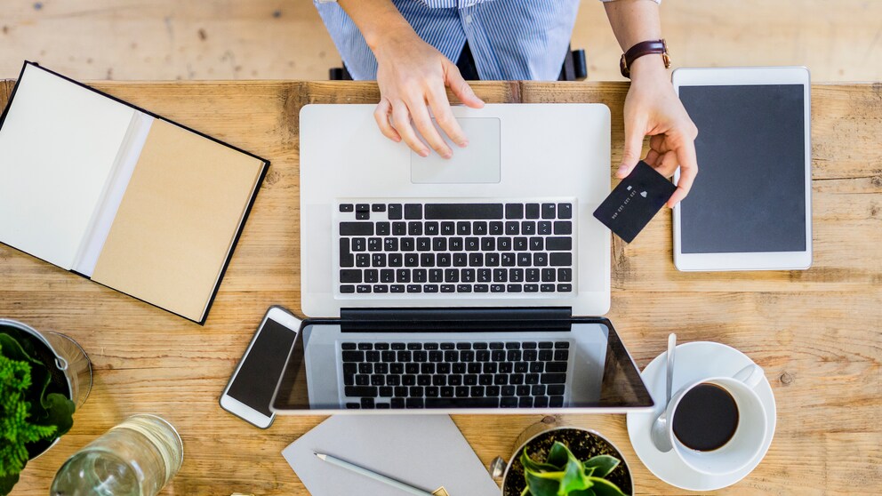 Frau beim Online-Shopping