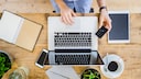 Frau beim Online-Shopping