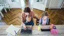 Alleinerziehende Mutter mit zwei Kindern