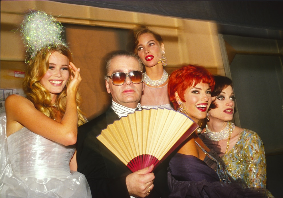 Claudia Schiffer mit Karl Lagerfeld, Christy Turlington, Linda Evangelista und Kristen McMenamy auf einer Chanel-Show in Paris in den 90ern